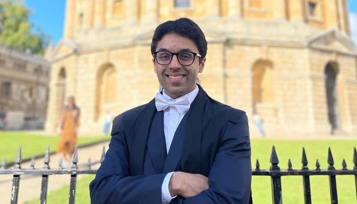 VoPublic's tweet photo. Pakistani student Raza Nazar elected as president of graduate community at Oxford's Trinity College.

#قوم_کی_آواز
#PublicVoice
https://t.co/1t2R5TsVie https://t.co/aGyvWkh9m8