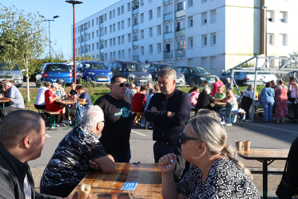 Monsieur le Maire, Christophe Doré, et son 1er Adjoint, Philippe Beaufils, se sont rendu au pique-nique d’été de Fontaine Martel, organisé par l’Espace-Arc-Ciel en partenariat avec la M.A.F et la compagnie de l’éphémère. La joie et la bonne humeur étaient au rendez-vous !