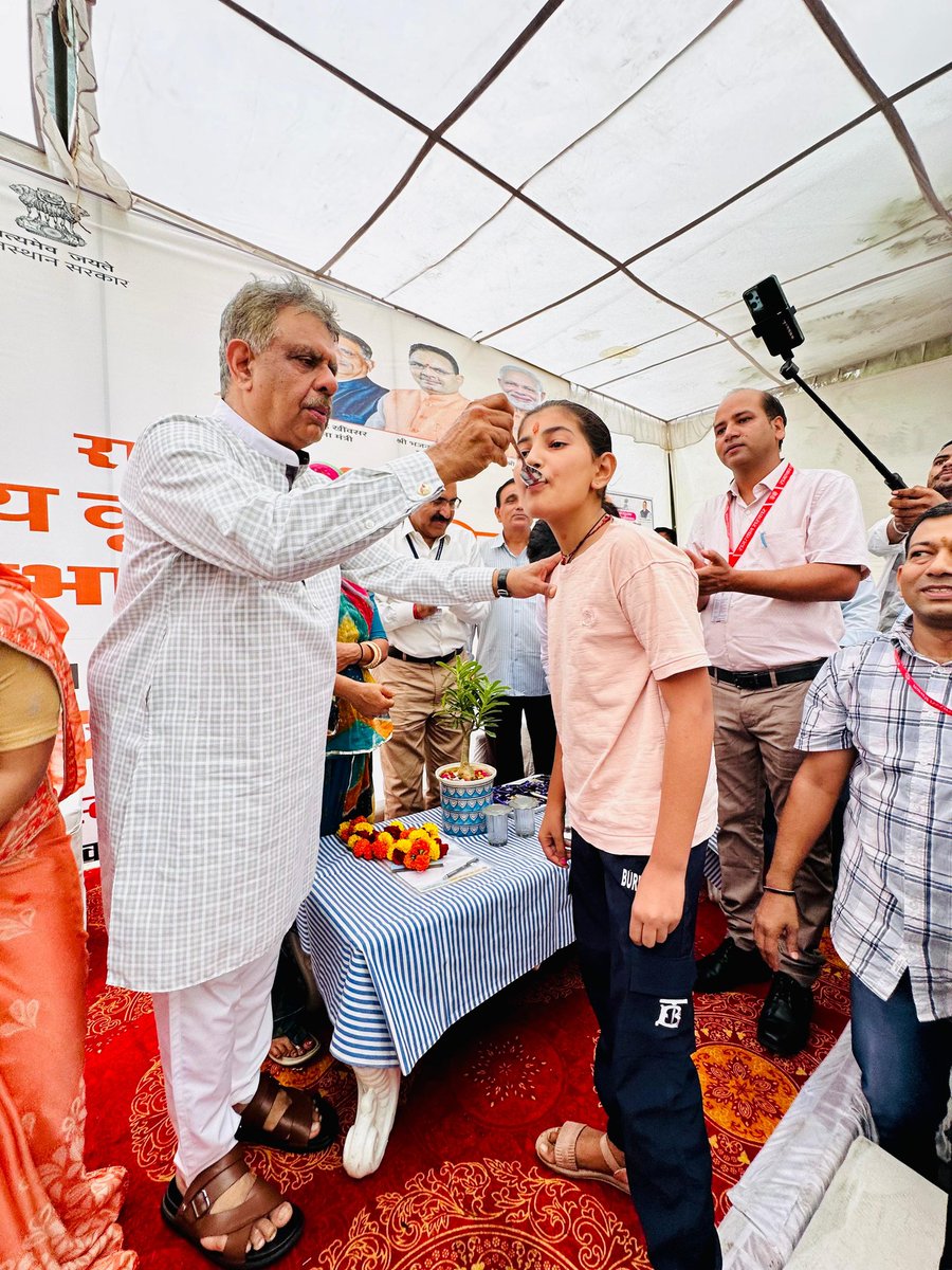 GajendraKhimsar's tweet photo. 📍खींवसर - राष्ट्रीय कृमि मुक्ति दिवस - 10 अगस्त

आज राष्ट्रीय कृमि मुक्ति दिवस के उपलक्ष्य पर प्रदेश स्तरीय कार्यक्रम की शुरुआत खींवसर के राजकीय अस्पताल मे नौनिहालों को एलबेंडाजोल की दवा खिलाकर की, राष्ट्रीय कृमि मुक्ति दिवस अभियान 10 अगस्त को आयोजित कर 1 से 19 साल तक की उम्र के लगभग 3 करोड़ 33 लाख 59 हजार लक्षित बच्चों, किशोर-किशोरियों को कृमि नाशक दवा खिलाई जाएगी।

पेट में कीड़े (कृमि) से निजात दिलाने वाली यह दवा प्रदेश के निःशुल्क खिलाई जाएगी। यदि कोई बच्चा पीछे रह जाता है तो 17 अगस्त को मॉपअप दिवस पर भी यह अभियान संचालित होगा।

@BhajanlalBjp