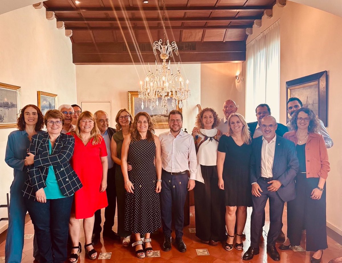 No sé de què riuen, tenen el partit en caiguda lliure, les finances fetes un nyap, i l'Illa ha anat filtrant als mitjans les seves mandangues fins que els ha fet signar un full en blanc. La traca final, l'esperpent de l'Elena i les mentides del Sallent d'ahir. Estan acabats.