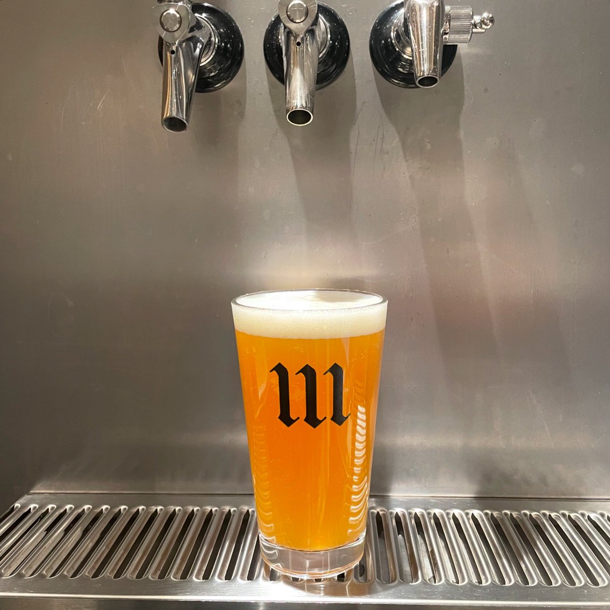 新しいビールが繋がりました。

夏果 / 蛍火醸造
今回はタンジェリン ピューレを投入したペールエール。タンジェリン果汁のアロマと、ホップ由来の柑橘系のアロマが相まって、奥行きのあるフルーティな香りと、マイルドな苦味の重奏を織なします。
爽やかな酸味の余韻が楽しめる一杯です。