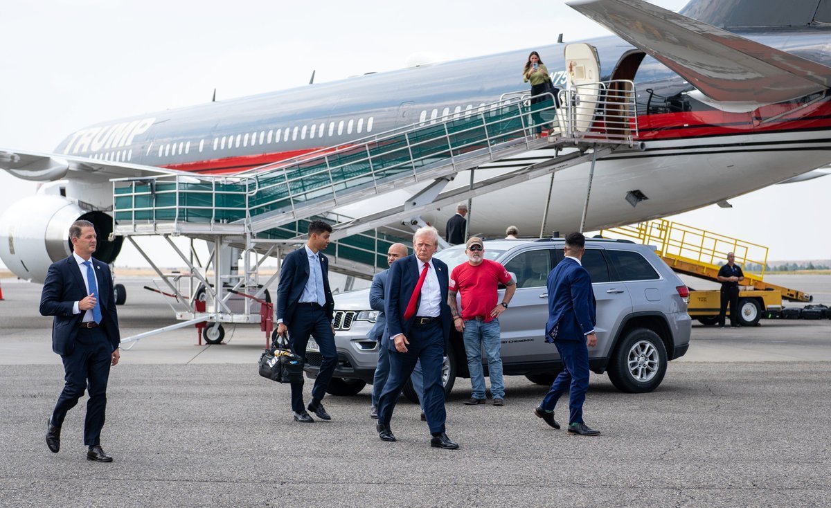 onlymudfresh's tweet photo. Breaking news 📰📰
Former US President Donald Trump
Whale wa on is way to brozeman, Montana for a rally.
During this time,the technical business started in his aircraft.
Technical problem manned aircraft unveiling pad.
#usasrb #DonaldTrump
#Aircraft
https://t.co/LWk8cMHrGi https://t.co/obohVDIMrk
