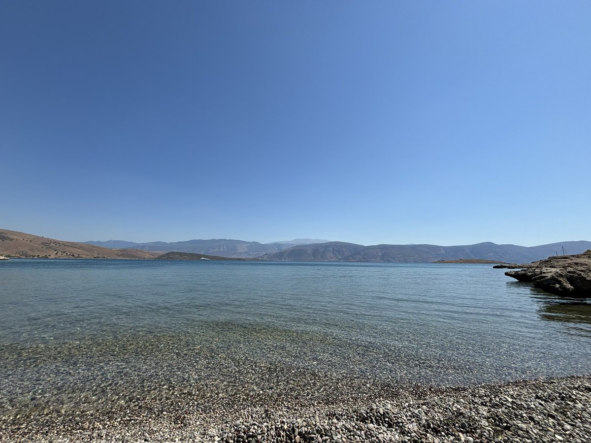 Cuando los argentinos dejen de ver la vida como un partido de futbol. (Unos contra otros) el país va a salir adelante. No se trata de ser K o Libertario ni de depender de un partido político que dice que viene a salvarlos. Se trata de como se comportan Uds como seres humanos.