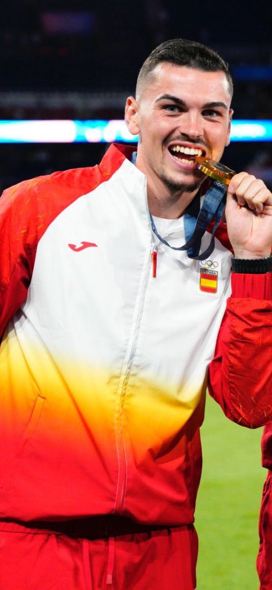 JKikePastor's tweet image. El portero de Molina de Aragón Alejandro Iturbe con su Medalla de Oro 🥇 #Paris2024