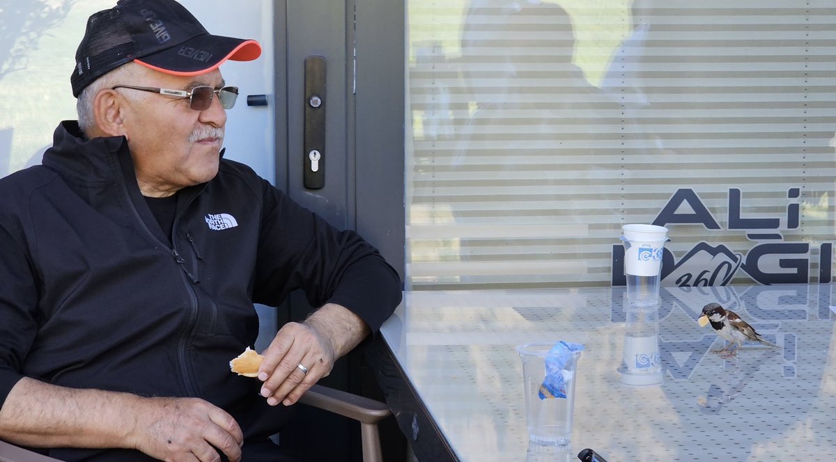 “Nice canlılar var ki, hayatları için gerekli olan rızkı yanlarında taşıyamaz. Onların da sizin de rızkınızı veren Allah’tır. O, her şeyi hakkıyla işiten, her şeyi hakkıyla bilendir.” Ankebût /60. Ayet

Sabah masamızda rızkını bulan, ekmeğimizi paylaştığımız küçük kuşu ve