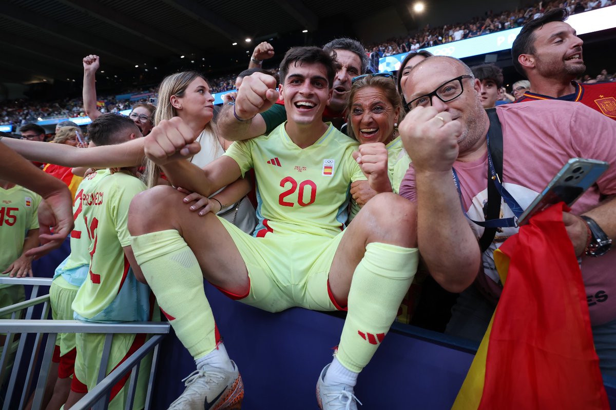 Carlos Marchena (@marchenaoficial) on Twitter photo Momento único e inolvidable para otra generación para la historia. Espero que los 22 jugadores de la @sefutbol estéis disfrutando mucho de la medalla de ORO en #Paris2024.
Felicidades en especial a <a href="/_JuanluSanchez/">Juanlu_Sanchez</a> por su buen hacer y valores. ¡Te lo mereces! Momento único e inolvidable para otra generación para la historia. Espero que los 22 jugadores de la @sefutbol estéis disfrutando mucho de la medalla de ORO en #Paris2024.
Felicidades en especial a <a href="/_JuanluSanchez/">Juanlu_Sanchez</a> por su buen hacer y valores. ¡Te lo mereces!