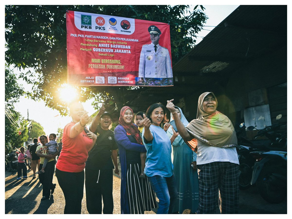 aniesbaswedan's tweet photo. Menyapa warga Taman Kota, Kembangan Utara, Jakarta Barat. Mencatat keluh kesah mereka, banyak warga yang KJP dan Kartu Lansia-nya terblokir, beberapa bantuan yang seharusnya didapat juga terhenti.

Mari kita kembalikan Jakarta menjadi kota yang melindungi semuanya, supaya warga Jakarta itu hidupnya tenang, bukan tegang. Tapi, semua lebih mudah kalau punya kewenangan.

#CatatanAniesJKT