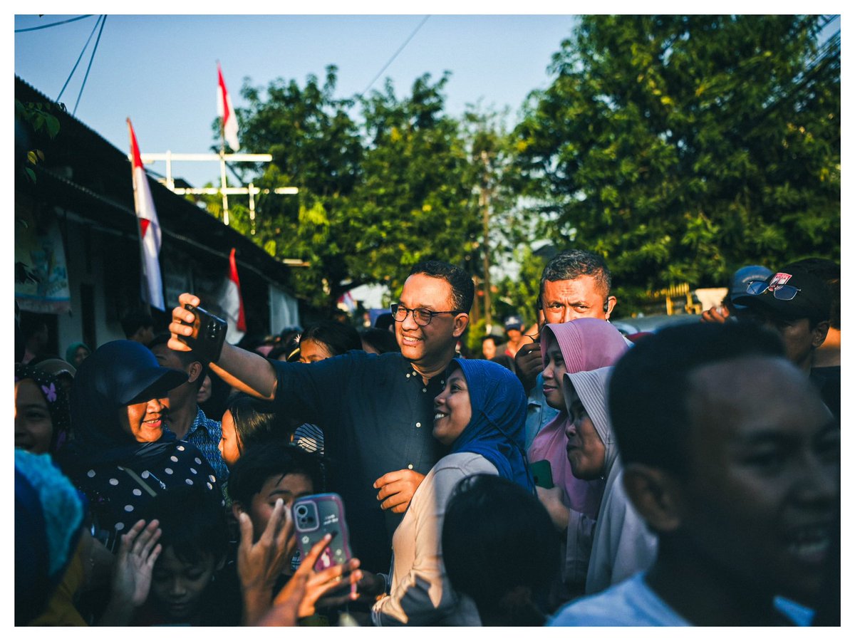aniesbaswedan's tweet photo. Menyapa warga Taman Kota, Kembangan Utara, Jakarta Barat. Mencatat keluh kesah mereka, banyak warga yang KJP dan Kartu Lansia-nya terblokir, beberapa bantuan yang seharusnya didapat juga terhenti.

Mari kita kembalikan Jakarta menjadi kota yang melindungi semuanya, supaya warga Jakarta itu hidupnya tenang, bukan tegang. Tapi, semua lebih mudah kalau punya kewenangan.

#CatatanAniesJKT