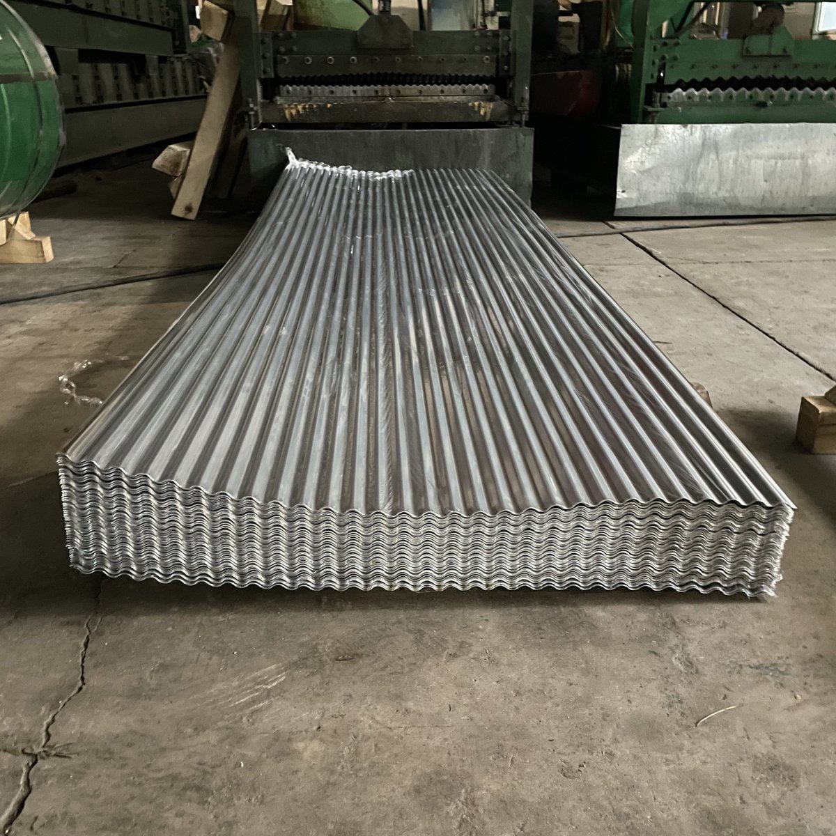 XindeSteel's tweet photo. Check out our new Galvanized Corrugated Board! This lightweight, high-strength material is perfect for structural use, with a thermal conductivity of λ<=0.041w/mk. Plus, its bright color and anti-corrosion coating mean no extra surface decoration is needed.   #Innovation https://t.co/VjpxqnP98t