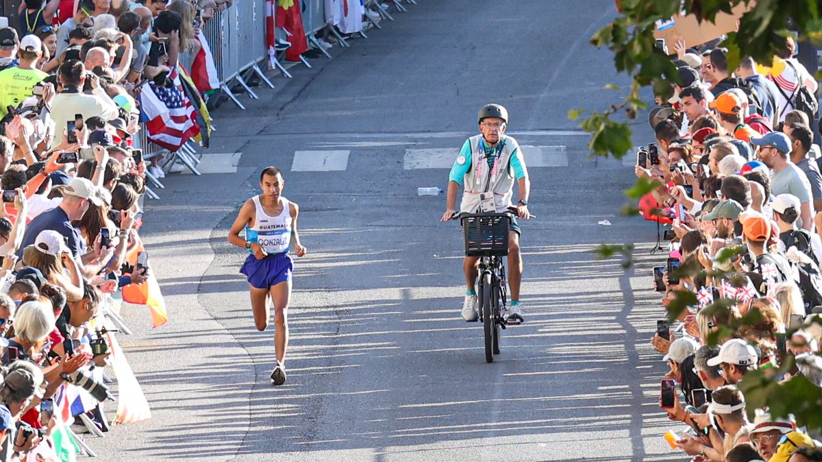 COGuatemalteco's tweet photo. 🗼👟 Cerca de los 15 kilómetros recorridos, Alberto González se mantiene en competencia con tiempo de 49:06 minutos en el maratón de #Paris2024🇬🇹💙

El público parisino brinda apoyo al guatemalteco durante el recorrido.

#GuatemalaEnParís2024 #juegosolimpicos #olympicgames https://t.co/Fkq8Jm7C3e