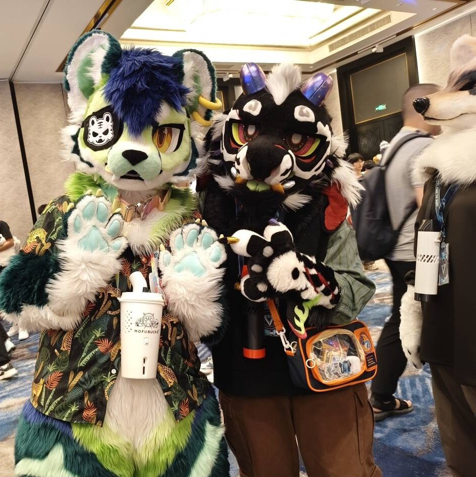 When my brain trance to other place,but my body still stand at there（・∀・）......
I don't notice somebody took photos for my friends at all!!!
I look like a NPC,but I love this one,too. It's really funny😂😂😂

From left to right :🟢️@Yanlong_cn ⚫<a href="/DREVORAYCO/">坏水干部菌师傅</a> ⚪Me