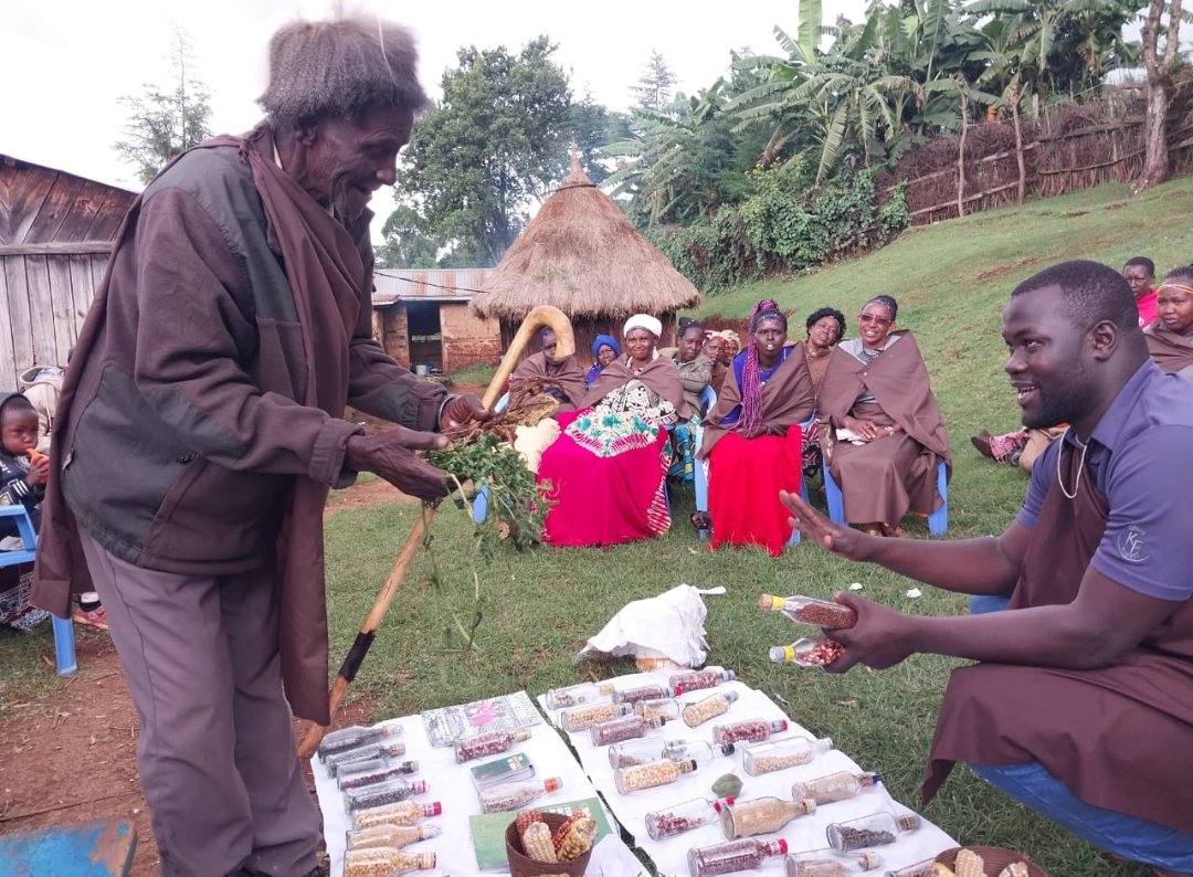 BrianOdero7's tweet image. Ogiek Elder identify indigenous  crops as displayed  on the food mosaic. Explaining to the youths present ancestral crops and their cultural meaning according to the Ogiek people 
#Agroecology4ClimateResilience