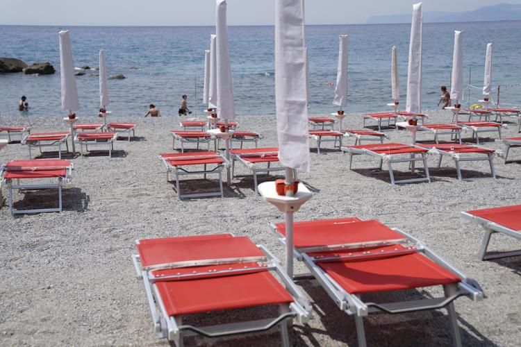 BlobRai3's tweet image. LA &quot;PENULTIMA&quot; SPIAGGIA!?
Lo &apos;sciopero gentile&apos; degli stabilimenti con gli ombrelloni chiusi. I consumatori: &quot;Una sceneggiata, nessun disagio&quot;. Sono stati offerti cornetti e caffè e poi dalle 9.30 è tornato tutto alla normalità... (Adnkronos)
Alle 20 su #rai3 #blobremix