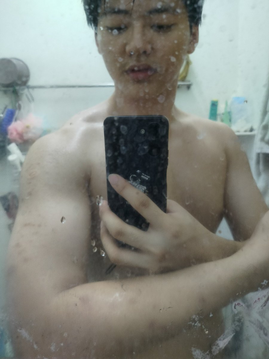 yeoh0613's tweet photo. Hehehe, arm workout https://t.co/ykwKiy6pIa