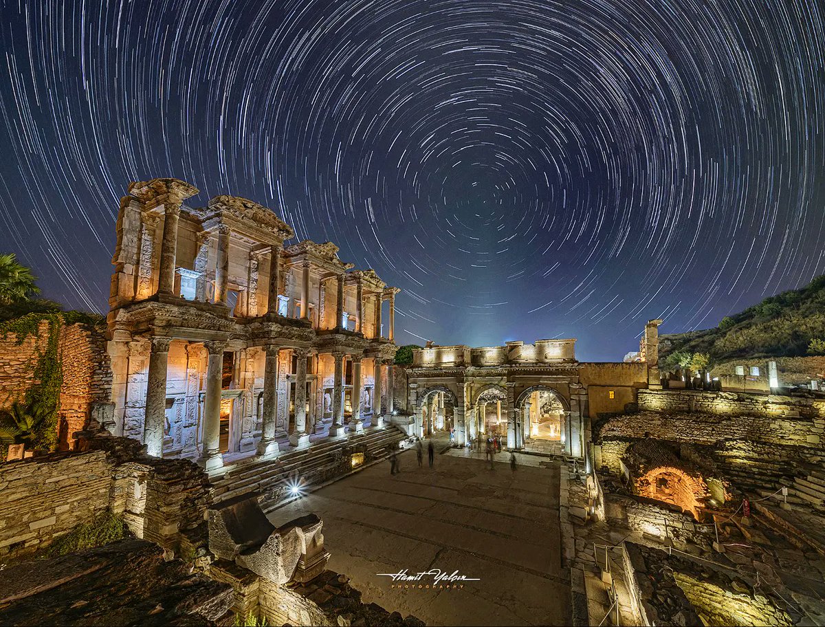Efes antik kentinde ece ziyareti 22.30 da sona erdiğinde  ziyaretçileri güvenlikçiler tam dışarı çıkarırken başladığımız pozlama ile ana görüntümüzü pozlamış olduk. 75 dakikalık çoklu pozlama sonunda çekilen 250 karenin birleştirilmesiyle oluşan Efes yıldız döngüsü fotoğrafımız..