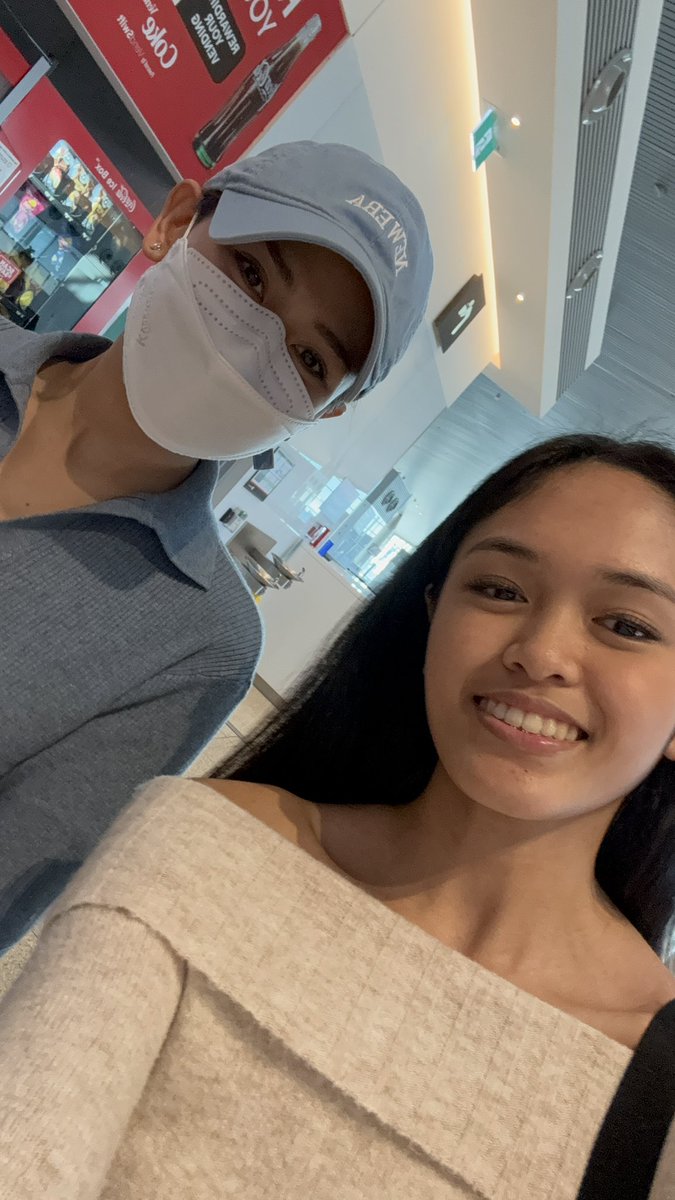 izabeIugh's tweet photo. IZZY AND SARAH G REUNION https://t.co/8Th8XLMcMD
