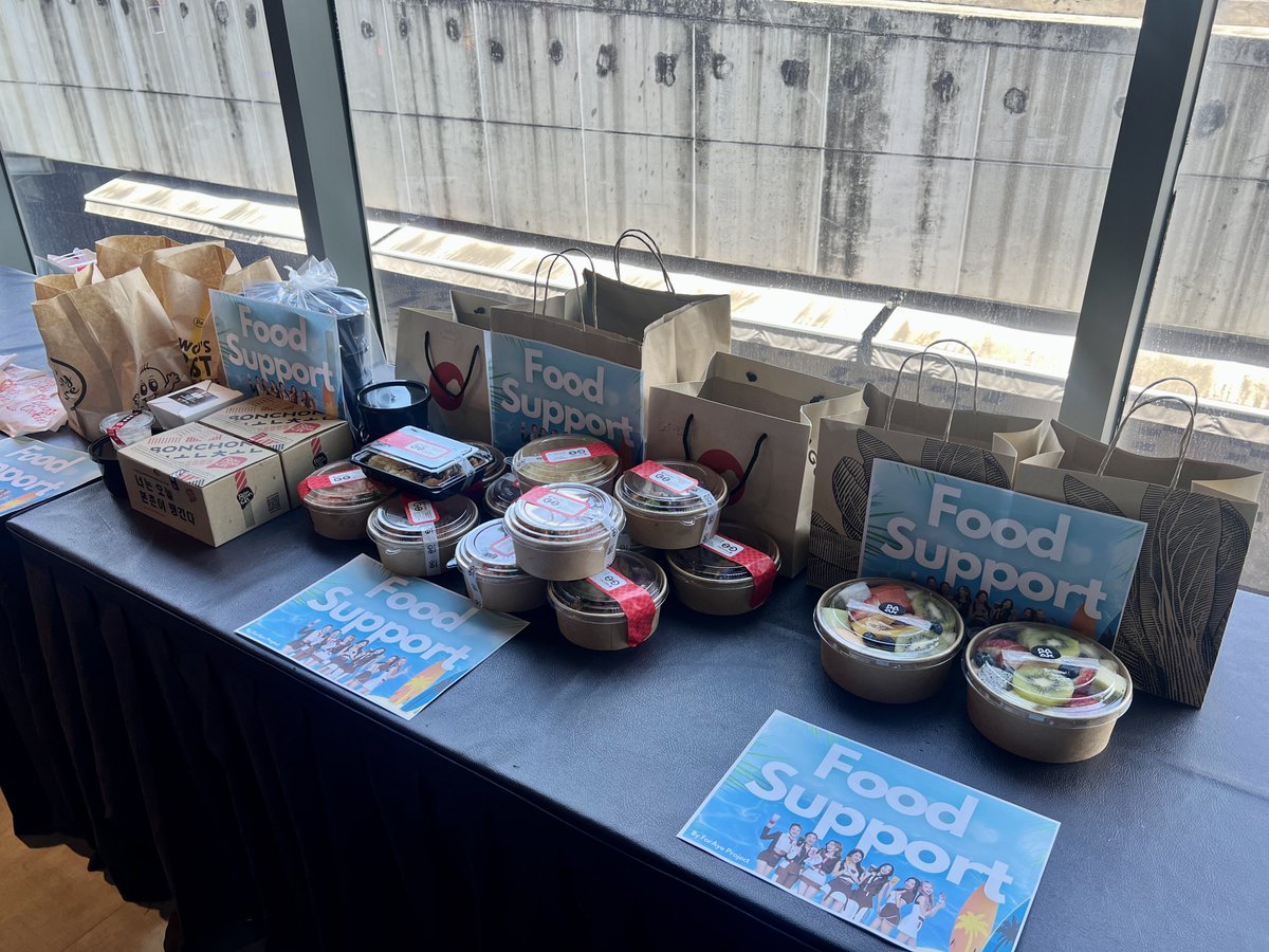 ForayeProject's tweet image. FOOD SUPPORT • “ all cafe 4EVE FAN MEETING GIRL GANG GAME ”
ฟีฟๆ หม่ำๆ หม่ำๆ กู้ดเกิร์ลลลล เติมพลังก่อนออกไปมอบความสุขให้แฟนๆ🍰🍔🥪
#AllCafex4EVE
#เฟรชไม่หยุดสุดทุกไลฟ์สไตล์ #AllCafe
#4EVE