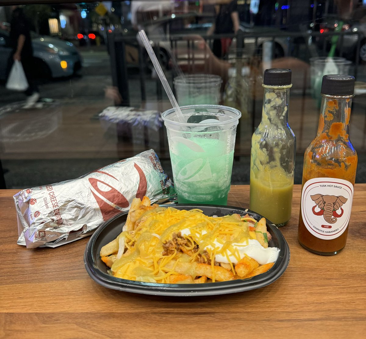 TuskSauce's tweet photo. Late night Tacobell is better with Tusk Hot Sauce on it! @tacobell, when are we going to make this happen? #Collab #Tacobell #tusksauce #tuskhotsauce #Tusk #LosAngeles #VeeCon2024 https://t.co/xVpNQ8ZTxE