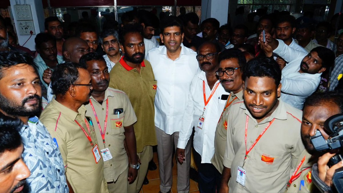 PemmasaniOnX's tweet photo. ఆజాదీకా అమృత్ మహోత్సవ్ లో భాగంగా ప్రధాని‌ మోడీ గారి పిలుపు మేరకు గుంటూరులోని పోస్టల్ కార్యాలయంలో జాతీయ జెండా ప్రదర్శన నిర్వహించాను. ప్రతి భారతీయుడు దేశ భక్తిని చాటిచెప్పేలా ఇంటిలోనూ, సోషల్ మీడియాలోనూ జాతీయ జెండా ఉండాలి. ఇందులో భాగంగా పోస్టల్ శాఖ ద్వారా రూ.100 విలువ చేసే జాతీయ జెండాను రూ. 25లకే అందిస్తున్నాం.