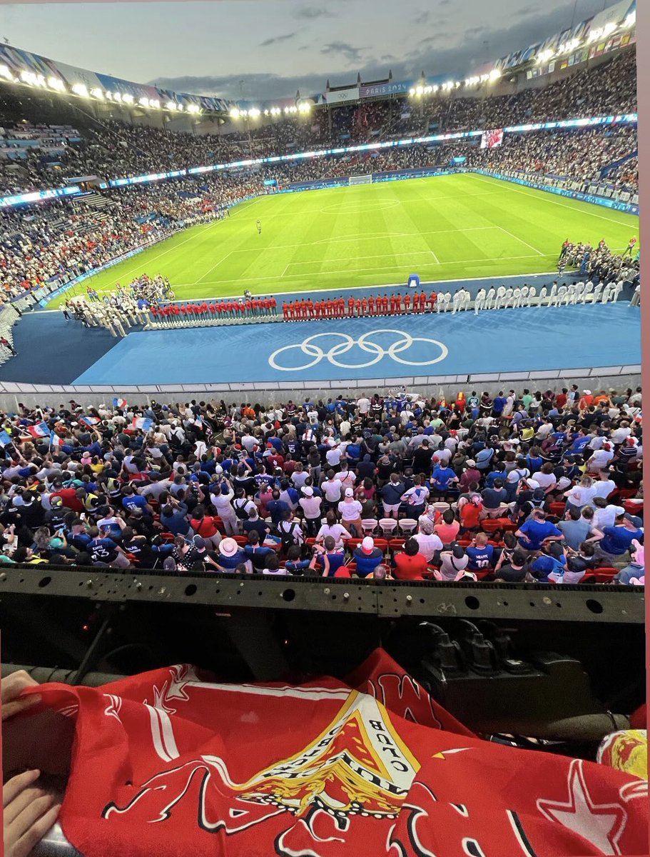 FanRealMurcia's tweet photo. 🥇Bandera del Real Murcia en la entrega del oro a nuestra selección olímpica de fútbol. 

#JJOOParis2024 

📸 @isiivg_20 @ivivancos https://t.co/D7DbyDAeKN