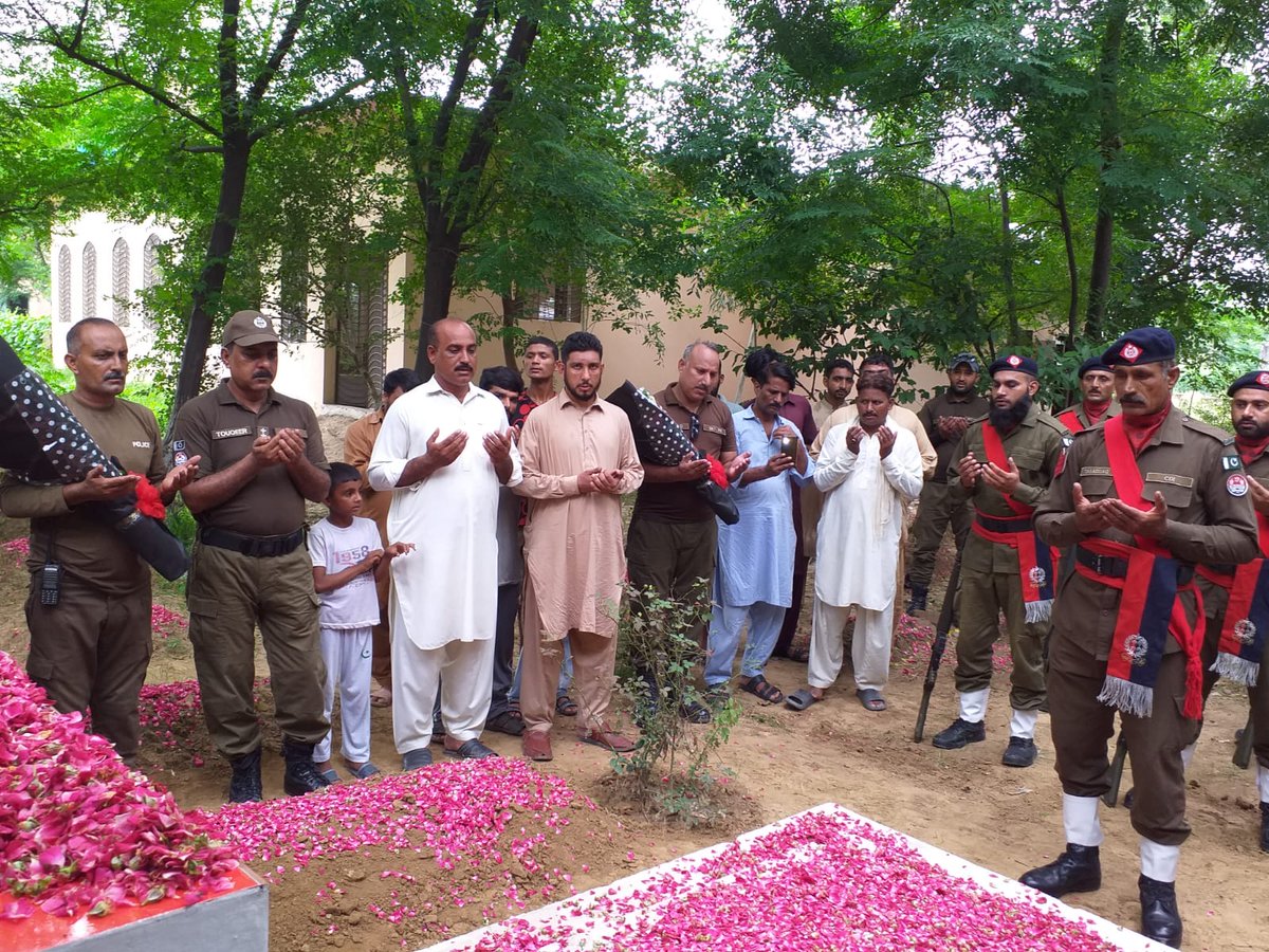 DpoSialkot's tweet photo. سیالکوٹ پولیس کابہادر سپوت کانسٹیبل علی اکبر سال 2011 میں شہریوں کے جان و مال کی حفاظت کرتے ہوئے ملزمان کی فائرنگ کی زد میں آ کر جام شہادت نوش کر گئے.
#Sialkot #SialkotPolice#DPOSialkot #martyrs #martyrsofpolice #Shuhda https://t.co/VpPDhLvs9M