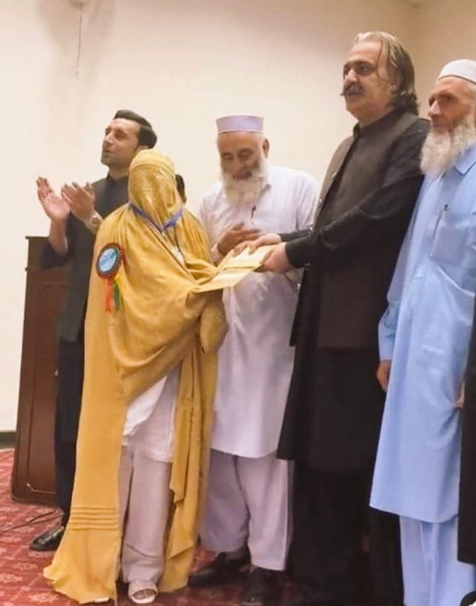 enkidureborn's tweet photo. شٹل کاک برقعہ یا سکرٹ

پشاور کی ایک لڑکی نے بورڈ ٹاپ کیا۔ جب وہ اعزاز لینے پہنچیں تو شٹل کاک برقعے میں ملبوس تھیں۔ اس کے بعد عورت مارچ کی آنٹیوں کی وہ قبض جو رجیم چینج کے بعد سے ہر طرح کے ظلم و تشدد کے باوجود نہیں ٹوٹ رہی تھی یکا یک وہ ٹوٹ گئی۔ اس برقعے کو قید سے تشبیہہ دی۔ اسے کفن قرار دیا۔ اسے ظلم قرار دے دیا۔ 

عورت مارچ کی آنٹیاں و دیگران کا فلسفہ آزادی اور اپنی زندگی پر اپنے اختیار کا فلسفہ ہے۔ یعنی جس کا جو جی چاہے وہ کرے۔ لیکن ان آنٹیوں کی ایک منافقت سمجھ نہیں آتی کہ اپنی مرضی سے دوپٹہ اتار دینا ٹھیک ، اپنی مرضی سے سکرٹ پہننا ٹھیک ، اپنی مرضی سے شارٹس پہننا ٹھیک ، تو اپنی مرضی سے برقعہ پہننا غلط کیوں ہے؟ 

یہاں جو ایک نہایت بھونڈا سا جواز گھڑا جاتا ہے کہ ان لڑکیوں کو زبردستی یہ برقعے پہنائے جاتے ہیں۔ ان کے گھروں کا ماحول گھٹن زدہ ہوتا ہے۔ وغیرہ وغیرہ۔ تو آنٹیوں سے اسی کے وزن پر پھر پوچھا جاسکتا ہے کہ آپ کونسے امام مسجدوں کی بیٹیاں تھیں یا مدرسوں سے نکل کر آئی ہیں آپ بھی جو کررہی ہیں اس پر آپ کے والدین ، آپ کے گھر ، آپ کی سوسائٹی کی چھاپ ہے۔ 

ظاہر ہے جو جس معاشرے میں رہے گا جہاں پلے بڑھے گا وہ اسی انداز فکر کو اپنائے گا۔ اے آنٹیو! اگر اپنے لیے سکرٹ کی آزادی کا اختیار پسند ہے تو دوسروں کے برقعہ اوڑھنے کی آزادی کا اختیار بھی پسند کرو۔