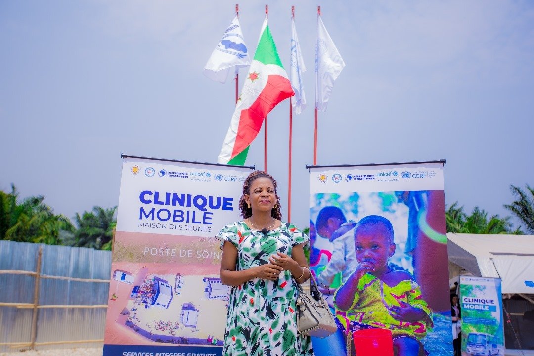 Ikiriho's tweet photo. #Burundi campagne de santé ⚕️
🥼🩺#GDCB: 320 patients consultés gratuitement à #Muhuta dans le sud-ouest du pays
Dans le cadre de réponse aux urgences sanitaires, l'ONG Global Development Chain Burundi (@gdcb22), avec l'appui de @UNICEF_Burundi via les fonds du @UNCERF, a lancé la campagne de santé à #Gabaniro en commune #Muhuta (@RumongeProvince) jeudi 8 août. Cette initiative vise à offrir des soins de santé aux déplacées internes de Muhuta ainsi qu'à la population hôte.
Une clinique mobile propose des services médicaux gratuits grâce à l'appui financier de l'#Unicef , y compris des consultations médicales, des échographies obstétricales, des examens de laboratoire, etc.
Selon le Directeur pays de GDCB, Dr @vouofobrondon, ce poste de soins, créé suite aux catastrophes naturelles, a été rendu possible grâce au soutien de l'#Unicef-Burundi via le Fonds central des Nations Unies pour les interventions d'urgence (#CERF). Il a remercié le @mspls_bdi à travers le centre d'opérations d'urgence de santé publique (#COUSP) pour la franche collaboration et son appui technique.
Présidant cette cérémonie, Madame l'administrateur communal a tenu à remercier tous les partenaires qui ont permis la mise en place de ce poste de soins, qui va servir toute la communauté de sa commune et contribuer à la réduction des problèmes de santé au sein de la population.
A noter que, dans les deux premiers jours, 320 patients ont été consultés gratuitement. Le lancement a eu l'honneur de compter aussi parmi ses invités les délégués du #COUSP et le responsable du Centre de Santé de #Gitaza , ainsi que d'autres autorités locales