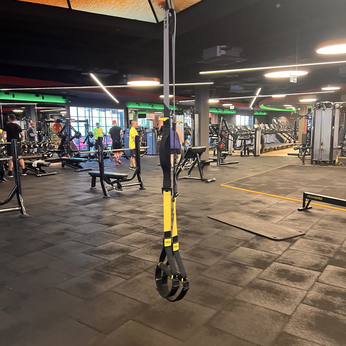 salona geldim kadin yok, erkekler de isine bakiyor.. instagram yasaginin meyveleri hep bunlar