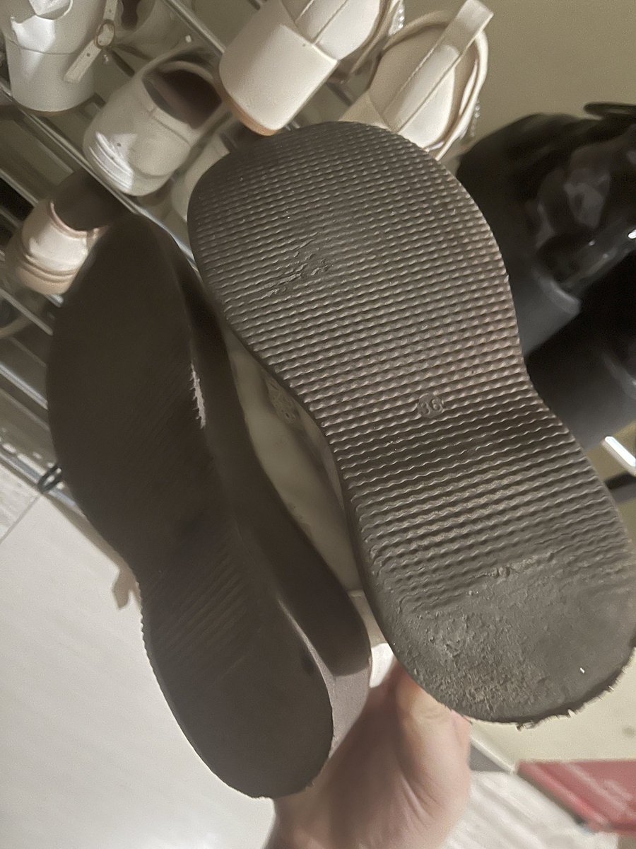 这小皮鞋真是小，女主估计是小小个的，这种抱起来干简直就是飞机杯了！用她鞋子来代替她！#小皮鞋 #玛丽珍 #扫楼打胶 #平底鞋