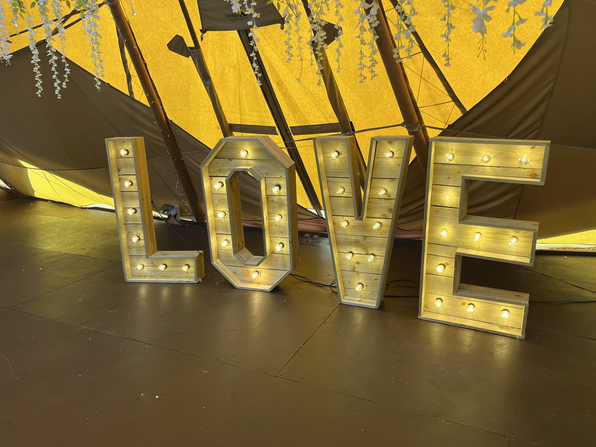 SPJTopNote's tweet image. This afternoon I met a lovely couple who have booked me to be their celebrant and wedding pianist for their wedding next year at the fabulous Wroxeter Hotel. Nestled between Shrewsbury and Telford, with the stunning Wrekin Hill as a backdrop, it’s going to be a truly magical day!