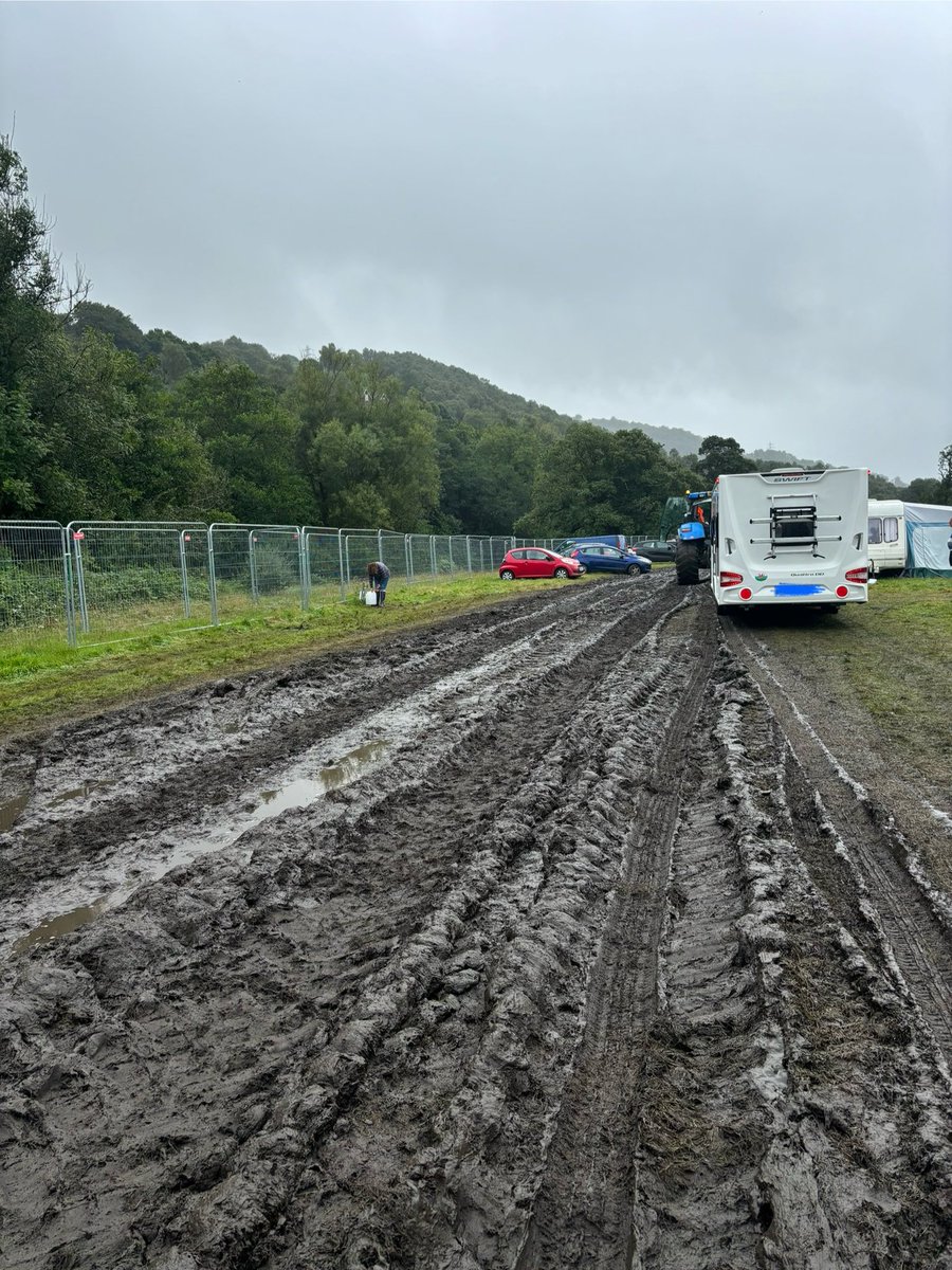 Ceri Wyn (@ceri_wyn) on Twitter photo 1/3 *DIOLCH* i’r <a href="/eisteddfod/">eisteddfod</a> am beidio paratoi cae B y Maes Carafanau i safon digonol. Dim traciau a lôn saff, er i ni grybwyll hyn i’r Stiwardiaid droeon. Carafanwyr yn haeddianol bryderus am adael yn ddiogel yfory, felly’n gadael heddiw â thractor yn eu tynnu! (<a href="/BetsanMoses/">Betsan Wyn Moses</a>) 1/3 *DIOLCH* i’r <a href="/eisteddfod/">eisteddfod</a> am beidio paratoi cae B y Maes Carafanau i safon digonol. Dim traciau a lôn saff, er i ni grybwyll hyn i’r Stiwardiaid droeon. Carafanwyr yn haeddianol bryderus am adael yn ddiogel yfory, felly’n gadael heddiw â thractor yn eu tynnu! (<a href="/BetsanMoses/">Betsan Wyn Moses</a>)