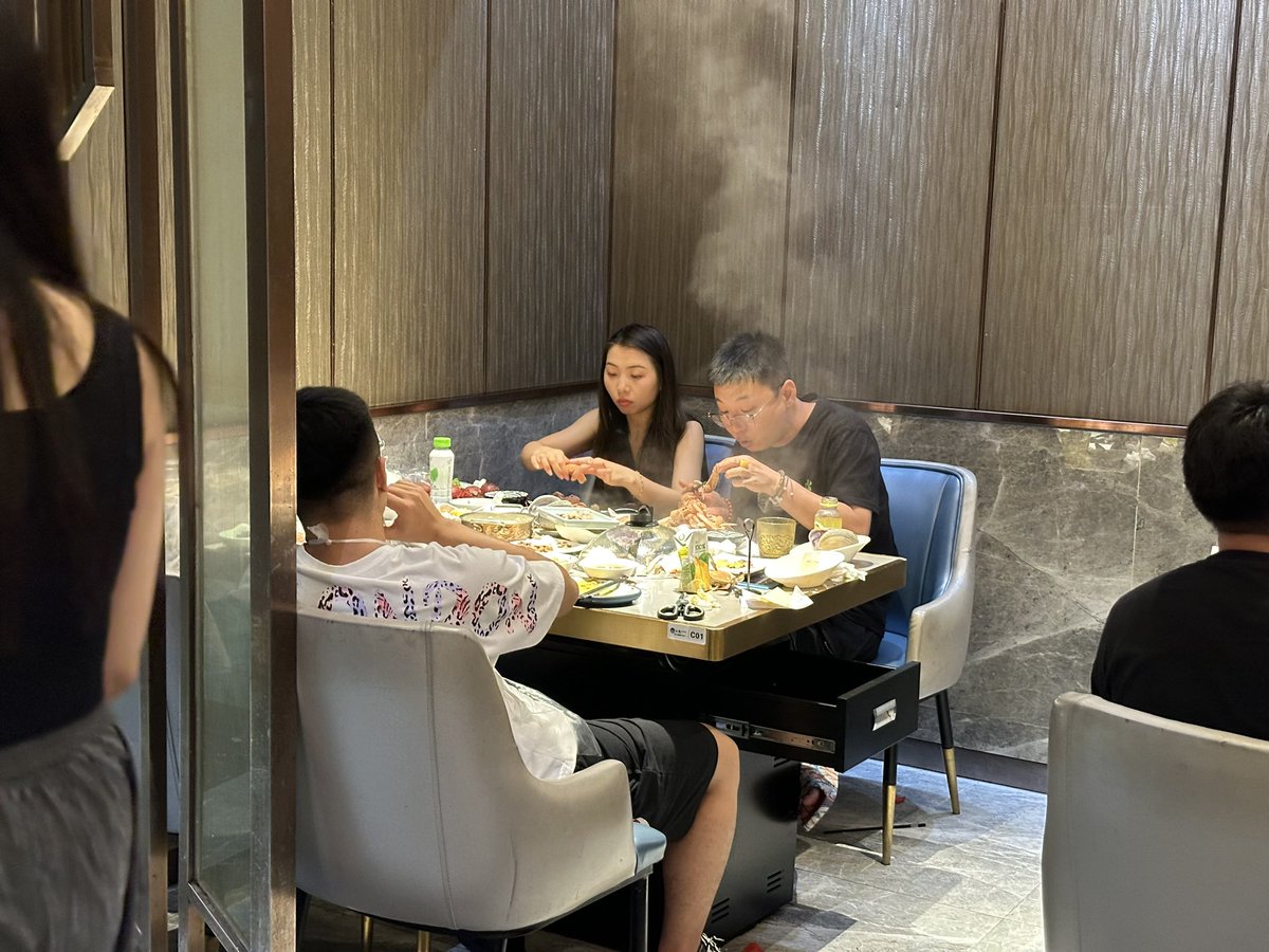 今儿七夕夜，哪能这么多两男一女的局？刚刚活动过？ https://t.co/WJsfQ843zo