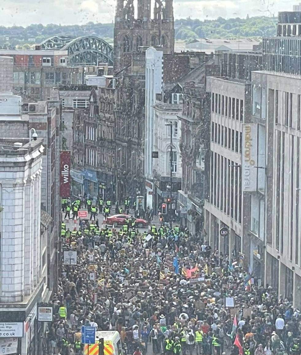 What an amazing picture of Newcastle today.

About 10 racists outnumbered by this many Geordies. 

Sorry couldn't be there.

There is an antiracist majority in the UK

❤️