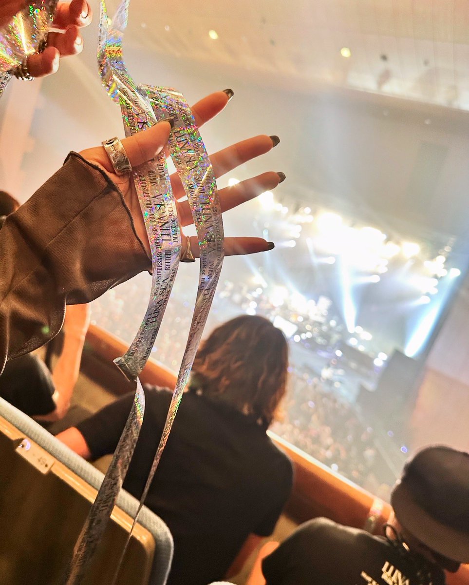 925hiroshima's tweet photo. 最高の景色でした✨
楽しい時間をありがとうございます‼️🖖🖖🖖

@SUGIZOofficial 
#LUNASEA35th  #SUGIZO 
#キラキラテープゲットォ~~~！！ https://t.co/HQDG0heko7