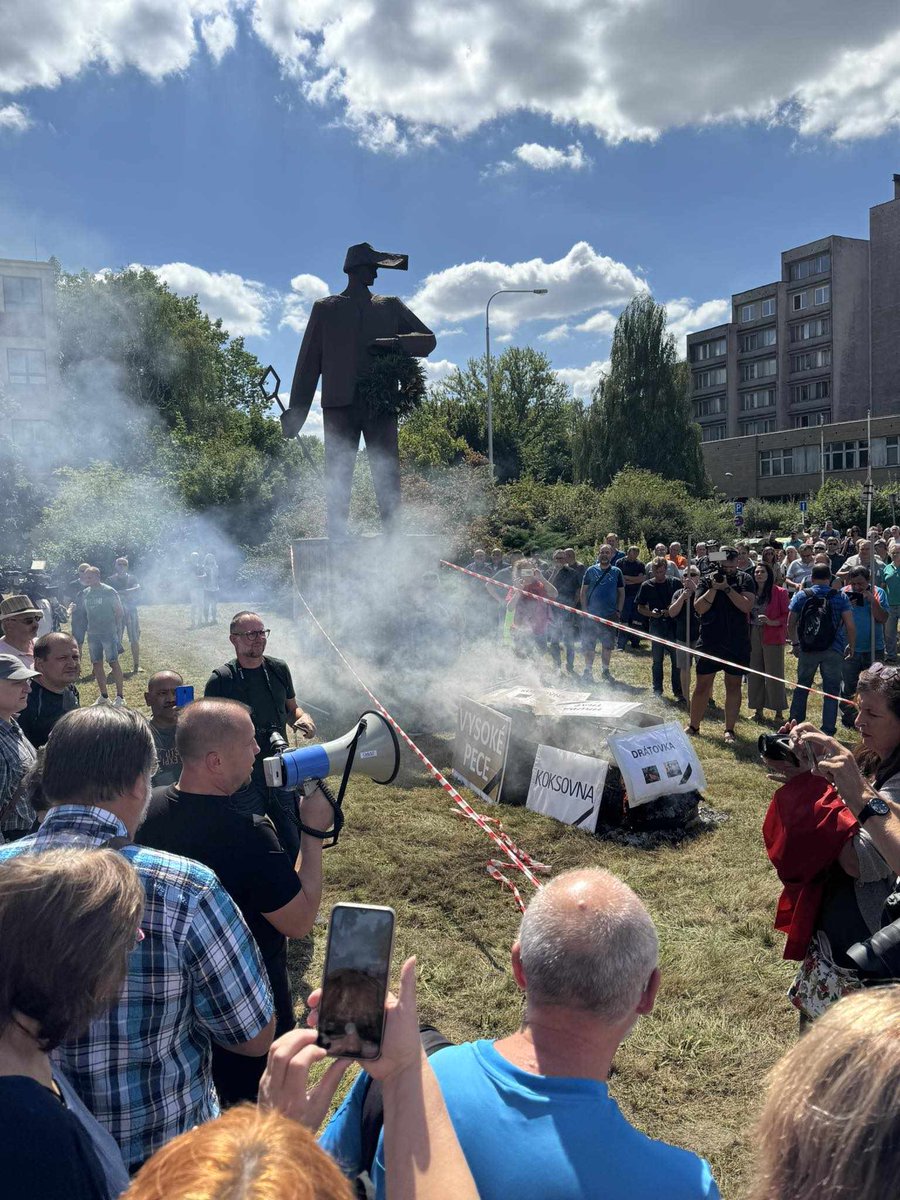 „Opravdu nemáme chuť vidět, jak měníte v suť naši krásnou Novou huť“. Tohle heslo vládlo během smutečního pohřbu tradičního českého podniku, který vytuneloval Sanjeev Gupta. Přístup Petra Fialy, který vyznává jen tržní principy a právo silnějšiho ke konci výrazně pomohl.