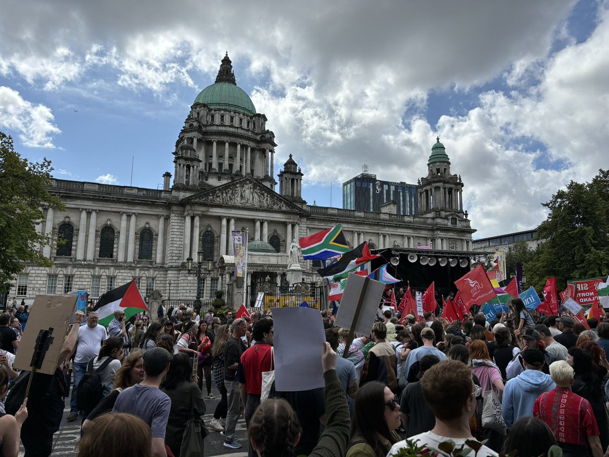 playthinkbrink's tweet image. Fantastic turnout for the anti-racism / anti-fascist march today .. 15000 people on the streets #notinourname #thisisourbelfast #feelwick4rascists