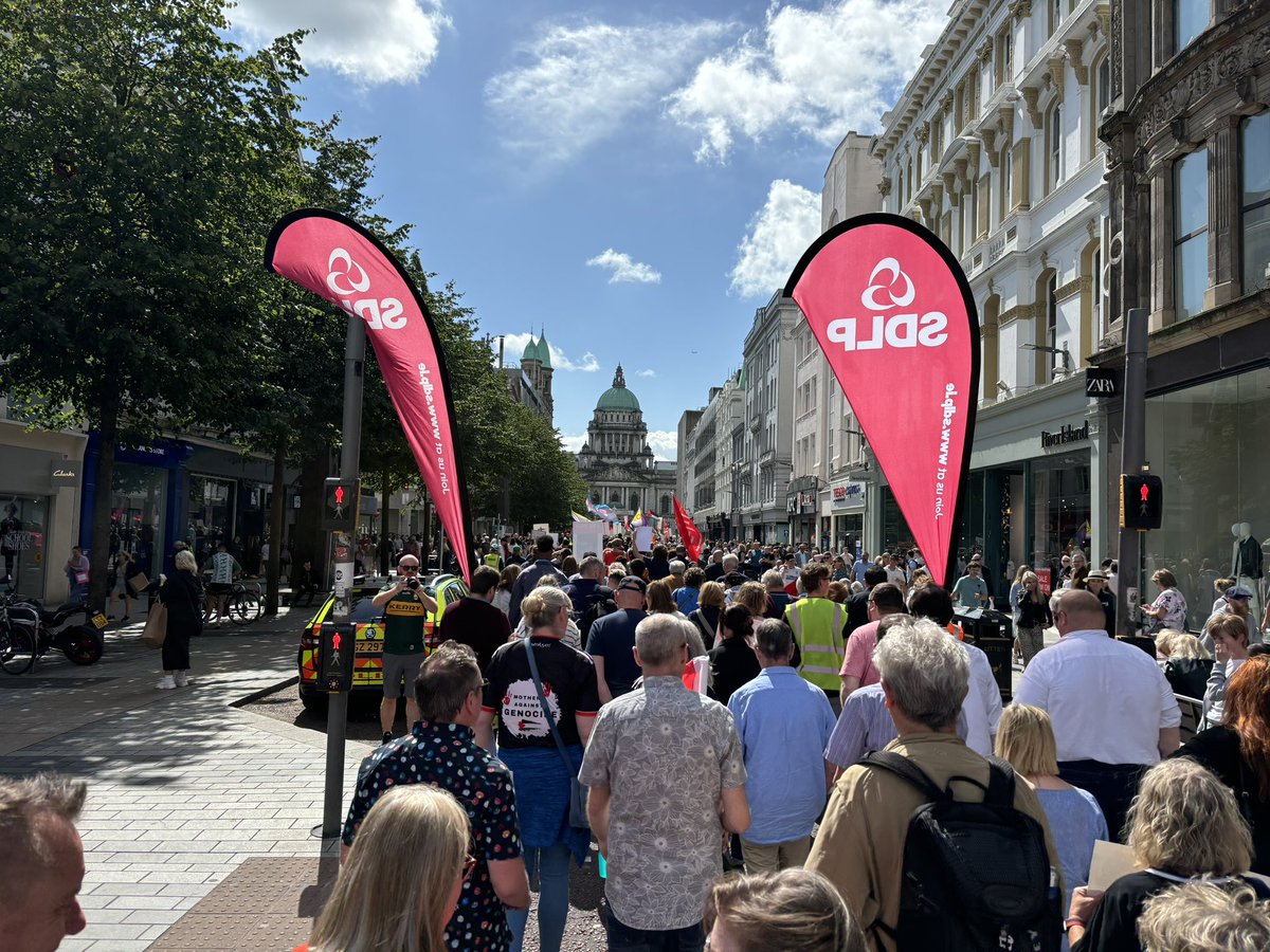 playthinkbrink's tweet image. Fantastic turnout for the anti-racism / anti-fascist march today .. 15000 people on the streets #notinourname #thisisourbelfast #feelwick4rascists