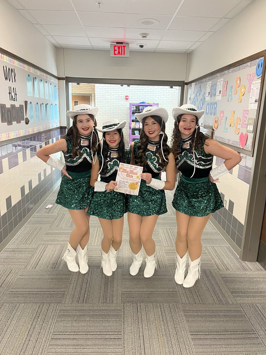 KeleyWilton's tweet photo. Welcome to 3rd Grade! This team…these kids…this year…going to be the best yet! 
✏️📓👩‍🏫💕 #ProsperProud @windsongelem https://t.co/KaaiP1s29M