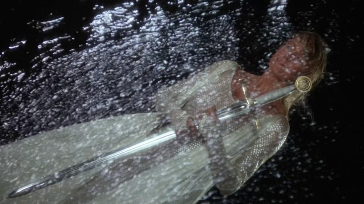 Si volvéis a ver Excalibur (lo cuál siempre es una excelente idea; yo lo hice ayer) y notáis bastantes detalles que os recuerdan a El Señor de los Anillos (vestuario, localizaciones, decorados, tropas con armadura que parecen orcos...), es porque SON de El Señor de los Anillos.