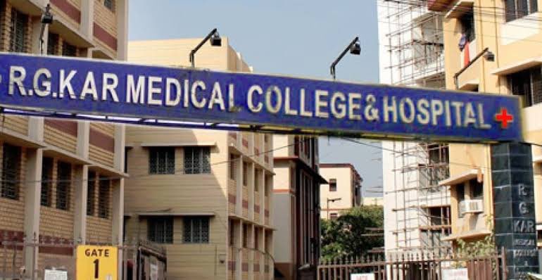 drsfaizanahmad's tweet photo. Horrifying post-mortem report of resident doctor of R G kar medical college Kolkata. She was brutally beaten, raped and murdered . 

My humble request to residents of R G kar medical college. 

- Do not allow entry of any political party leaders in your campus or protest sites.

- If you feel that administration or government is trying to suppress you then feel free to text me , @DrDhruvchauhan , @DrMeet_Ghonia @official_aimsa , @FAIMA_INDIA_ . I can assure you that your identity will not be revealed. 

- Fight for the justice. We , our associations and all the health activists are with you in your protest for justice. 

- Unite all the medical colleges of Bengal. If required then we will request everyone for pan India support.

@Indian__doctor , @FordaIndia