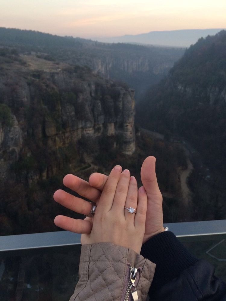 "إن غبت لَم ألقَ إنساناً يؤنسني وإن حضرت فكُل الناسِ قَد حضروا" ⁦❤️⁩