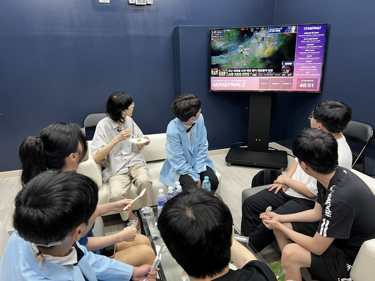 SummerRainR6's tweet photo. 너구리,로컨 선수와 함께 케이크 먹으면서 대회를 봤어요.

I watched a game with LOL legends Nuguri &amp; LoKeN and eating some fancy cake 😋 https://t.co/1jM14LH0ir