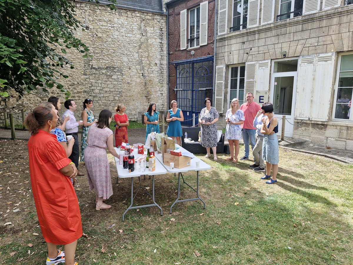 Proc_Compiegne's tweet image. MERCI 📍

➡️ Un pot de convivialité était organisé, le 9 Août, suite aux départs de deux greffieres du pénal : A. LAJOUANIE et I.GOESSENS 
Le procureur a salué leurs dynamismes et compétences faisant d'elles de véritables piliers pour la chaîne pénale 
Nous les regretterons !