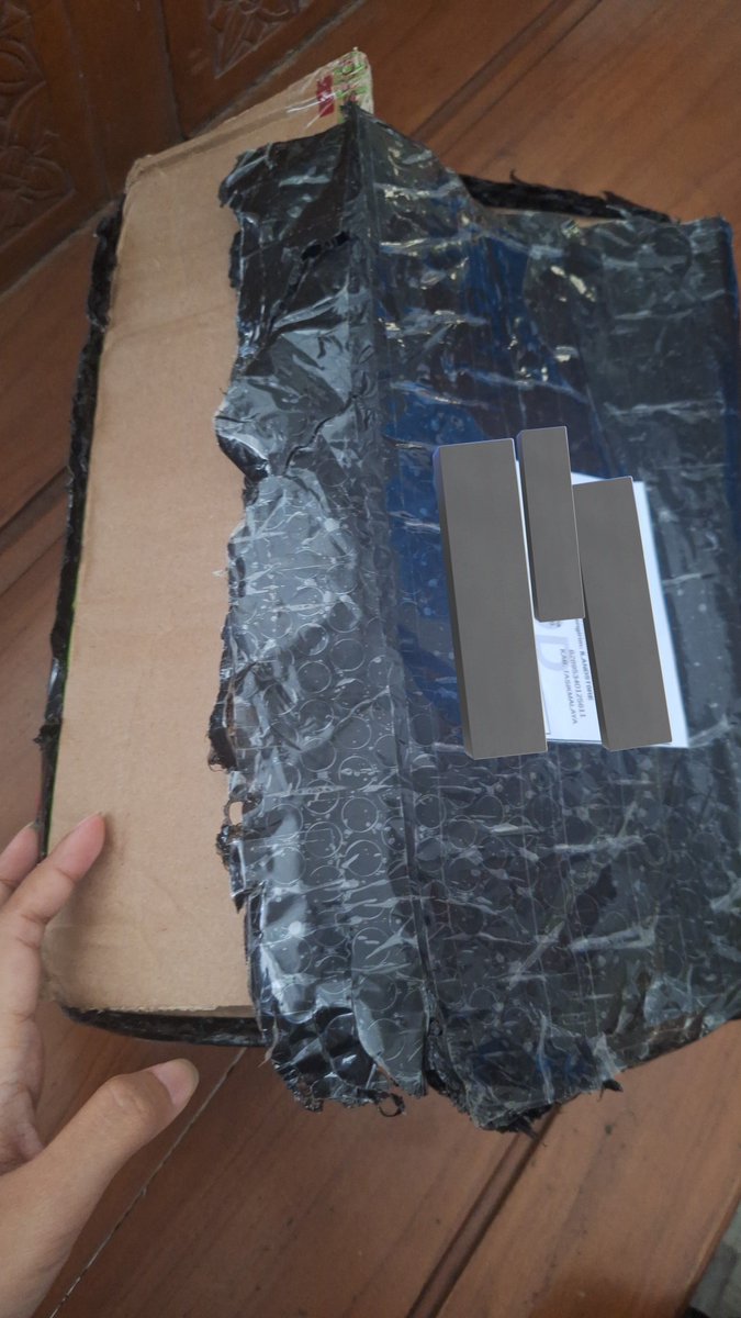 ndaaanandaaa_'s tweet photo. Kasih tau ke orang tua kalian atau orang sekitar kalian yang masih percaya beli di barang lewat Facebook, jangan ya dek yaaa

Kejadian penjaga kos ku kena tipu beli bor di fb. Trus minta tolong isiin alamat kos pake data ku + no hp ku.. ku pikir emang dah biasa beli di fb.

--- https://t.co/KI0UfImkhd