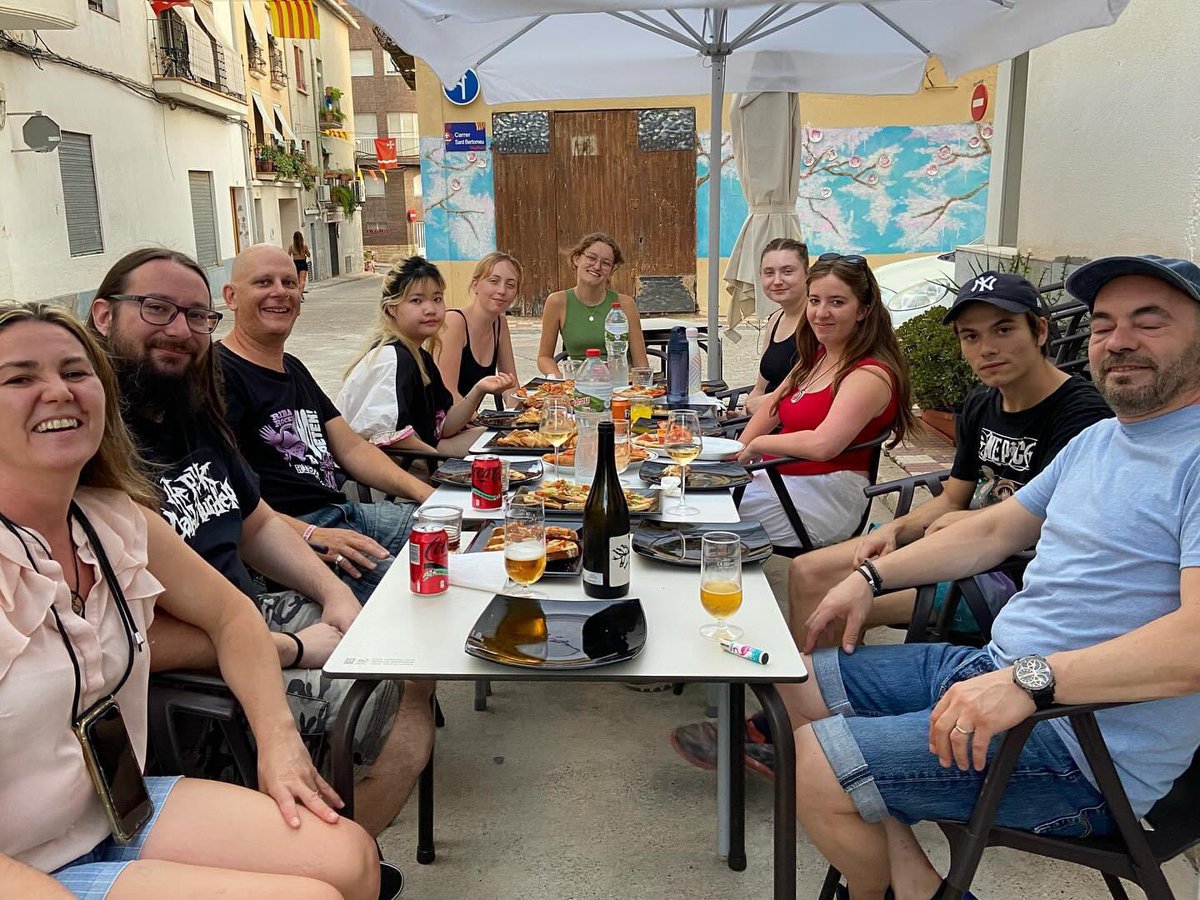 riba_rocks's tweet photo. The Students from @unisoton_wsa and @unisouthampton as part of their @TuringScheme_UK placement ended the day with a visit to @FornMontserrat 
we made pizzas or ‘coques salados’, then we dined!

#ribarocks #riudart #art #traditionalskills #ecology #sustainability #catalanculture https://t.co/6i800ghaJf