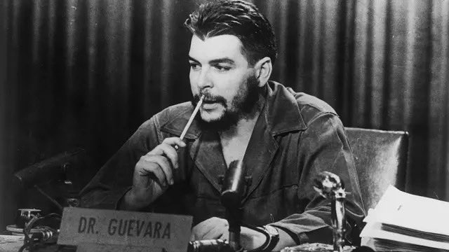Fakire sürekli yetinmeyi öğretmeyin, Fakir zaten yetinmeyi biliyor. 

Zengine öğretin ki Paylaşmayı bilsin.

Che Guevara