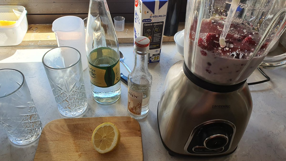 JurgenSpiess's tweet photo. 🌏 🍋🍹🍓🍸🍐🧴🍊🥃🍍🍾🥭
Freunde der fruchtigen und geisthaltigen Getränke, ein alkoholfreier Drink als Einstieg in den Tag oder Erfrischung zwischendurch geht immer. Mit einem Hauch von Zitrone:
"Himbeer-Lassi mit griechischem Joghurt"
Fruchtig, cremig, lecker!
#milchshake https://t.co/HVT8T0ipIE