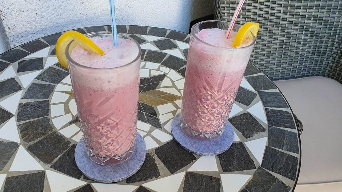 JurgenSpiess's tweet photo. 🌏 🍋🍹🍓🍸🍐🧴🍊🥃🍍🍾🥭
Freunde der fruchtigen und geisthaltigen Getränke, ein alkoholfreier Drink als Einstieg in den Tag oder Erfrischung zwischendurch geht immer. Mit einem Hauch von Zitrone:
"Himbeer-Lassi mit griechischem Joghurt"
Fruchtig, cremig, lecker!
#milchshake https://t.co/HVT8T0ipIE