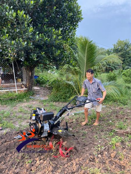 📷 Chúng tôi không nói: "Bạn mua máy xới đất chưa?"
📷 Chúng tôi nói: " 𝐌𝐮𝐚 𝐦𝐚́𝐲 𝐱𝐨̛́𝐢 đ𝐚̂́𝐭 𝐜𝐡𝐚̂́𝐭 𝐥𝐮̛𝐨̛̣𝐧𝐠 - 𝐮𝐲 𝐭𝐢́𝐧 𝐭𝐡𝐢̀ đ𝐞̂́𝐧 𝐒𝐢𝐞̂𝐮 𝐭𝐡𝐢̣ 𝐇𝐚̉𝐢 𝐌𝐢𝐧𝐡 𝐧𝐡𝐞́"