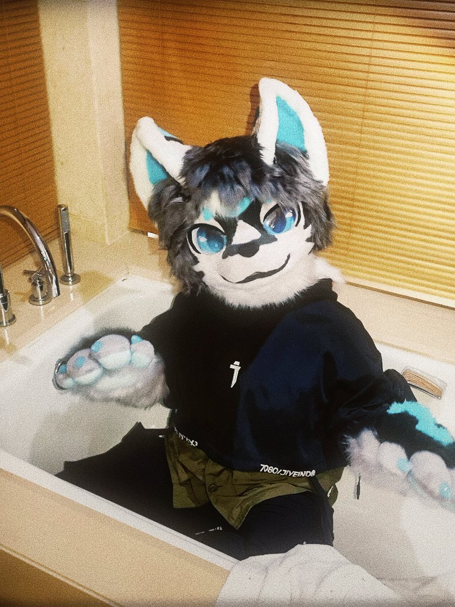 春日负暄，我坐在园中靠椅上，品茗阅报，有百花相伴，暂且贪享人间瞬息繁华。美中不足的是，抬望眼，总看见园中西隅，剩下那两棵意大利柏树中间，露出一块楞楞的空白来，缺口当中，映着湛湛青空，悠悠白云，那是一道女娲炼石也无法弥补的天裂。
「树犹如此，更何况是人呢」
摄影：fifi
内陷：合